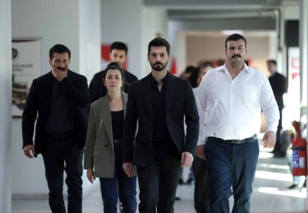 Hudutsuz Sevda sezon finalinde Halil İbrahim ve Zeynep boşandı! Tamer
