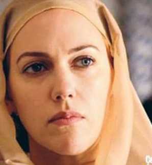 Hürrem başını kapattı