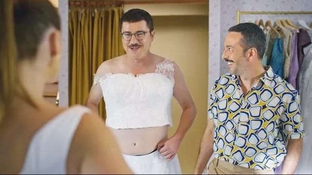 İbrahim Büyükak yeni filmi için gelinlik giydi!