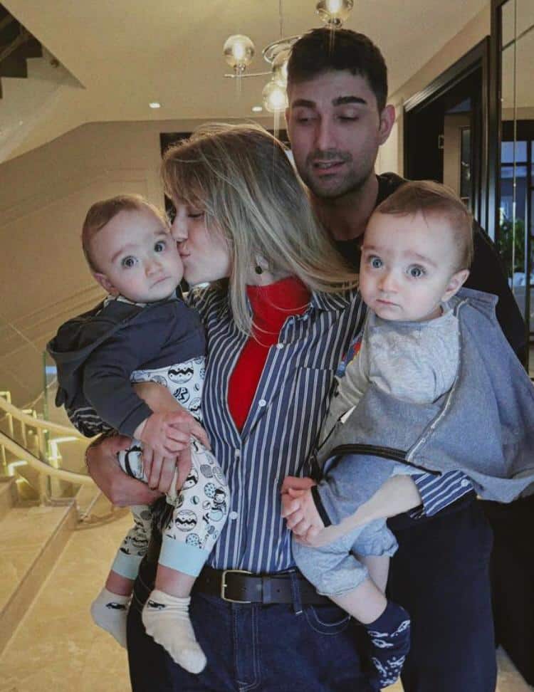 İdo Tatlıses- Yasemin Şefkatli çiftinden 'Mutlu Aile' pozu!