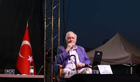 İlber Ortaylı'ya Edremit Kitap Fuarı’nda “Yaşam Boyu Onur Ödülü”!