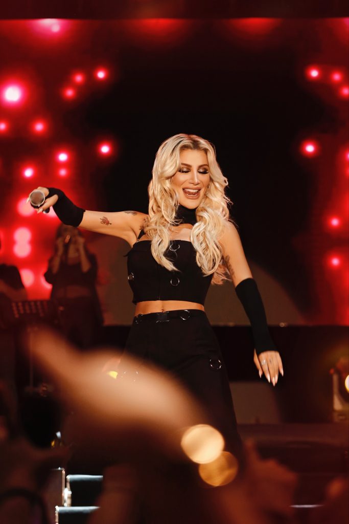 İrem Derici'den 'Yaz Günü' klibinde görsel şölen