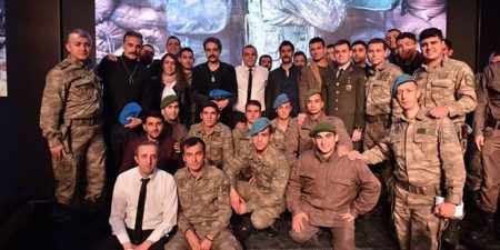 İsimsizler dizi ekibi ilk bölümünü askerlerle izledi