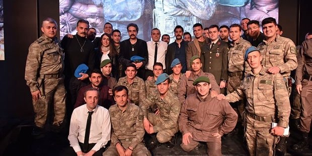 İsimsizler dizi ekibi ilk bölümünü askerlerle izledi