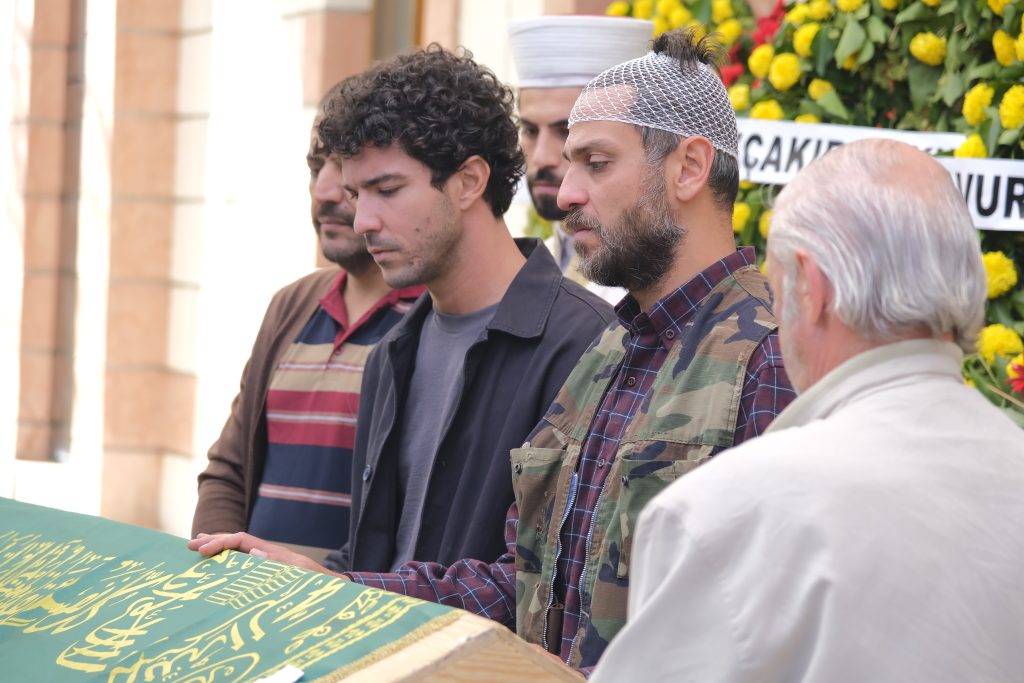 "İyi Bir Aile Değiliz" filminin kamera arkası görüntüleri çok konuşulacak!