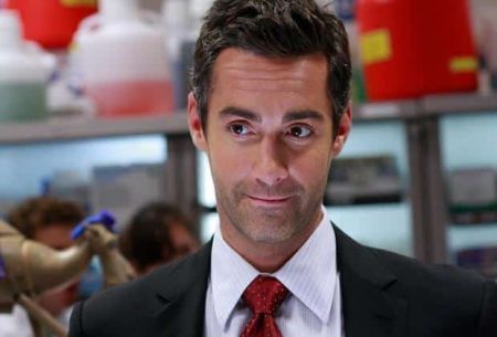 Jay Harrington Code Black'i ziyaret ediyor