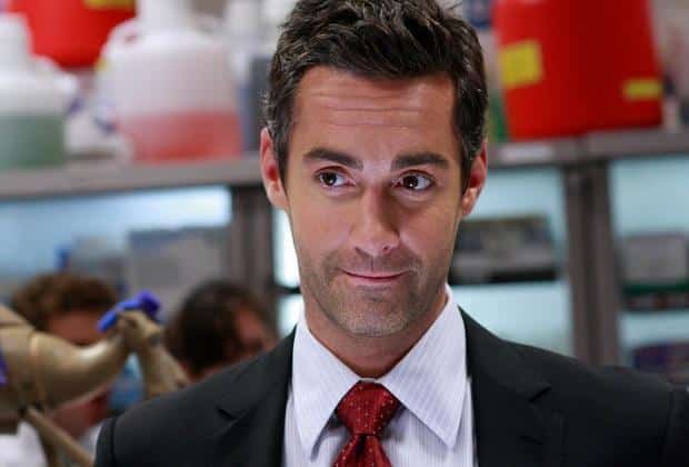 Jay Harrington Code Black'i ziyaret ediyor