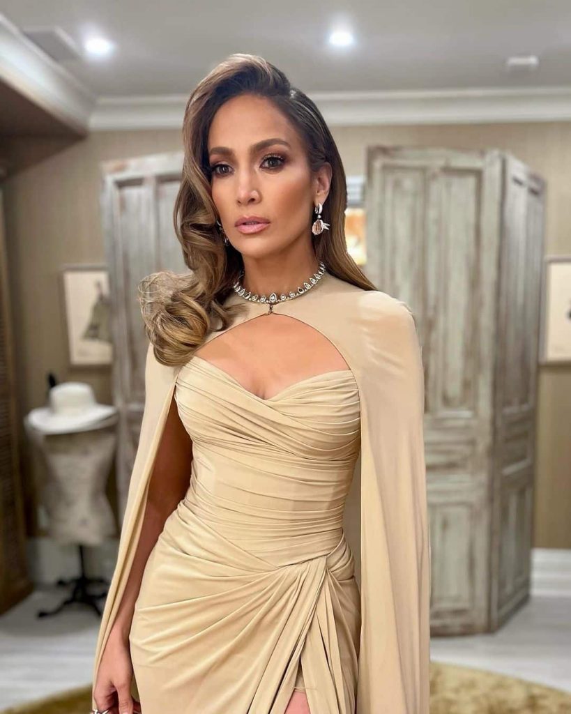Jennifer Lopez kolyesiyle büyüledi
