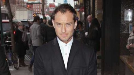 Jude Law yeni dizi 'The Young Pope' ile geliyor!