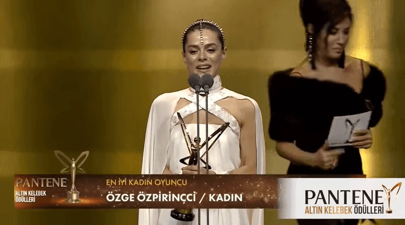 Kadın dizisinin Bahar’ı Özge Özpirinççi’den duygulandıran teşekkür konuşması! Kadın dizisinin Bahar'ı Özge Özpirinççi'den duygulandıran teşekkür konuşması!