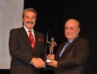 Kadir İnanır ödülünü onlara adadı!