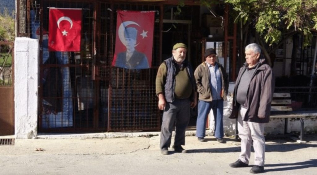 Kalk Gidelim dizisinde bayrak indirilmesi kriz yarattı! Kalk Gidelim dizisinde bayrak indirilmesi kriz yarattı!