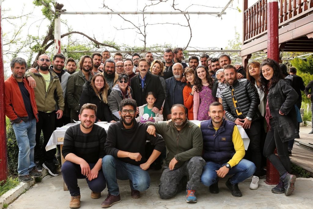 Kalk Gidelim setinde çalışanlar birbirine girdi! 1 kişi bıçakla yaralandı!
