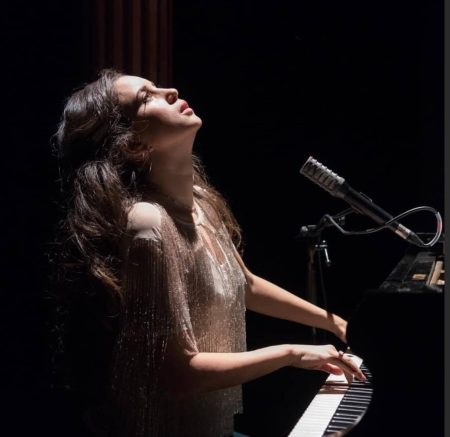 Karsu depremde kaybettikleri için söylediği Neredesin Sen performansıyla yürekleri dağladı!