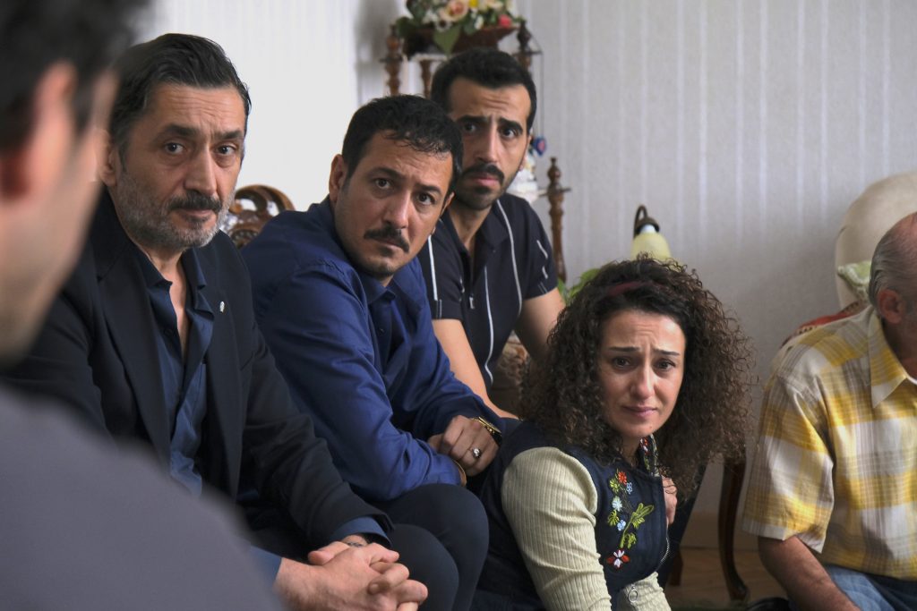 Kayıp bir cenaze ve şüpheli bir aileyi anlatan "İyi Bir Aile Değiliz" beyazperdede yerini aldı