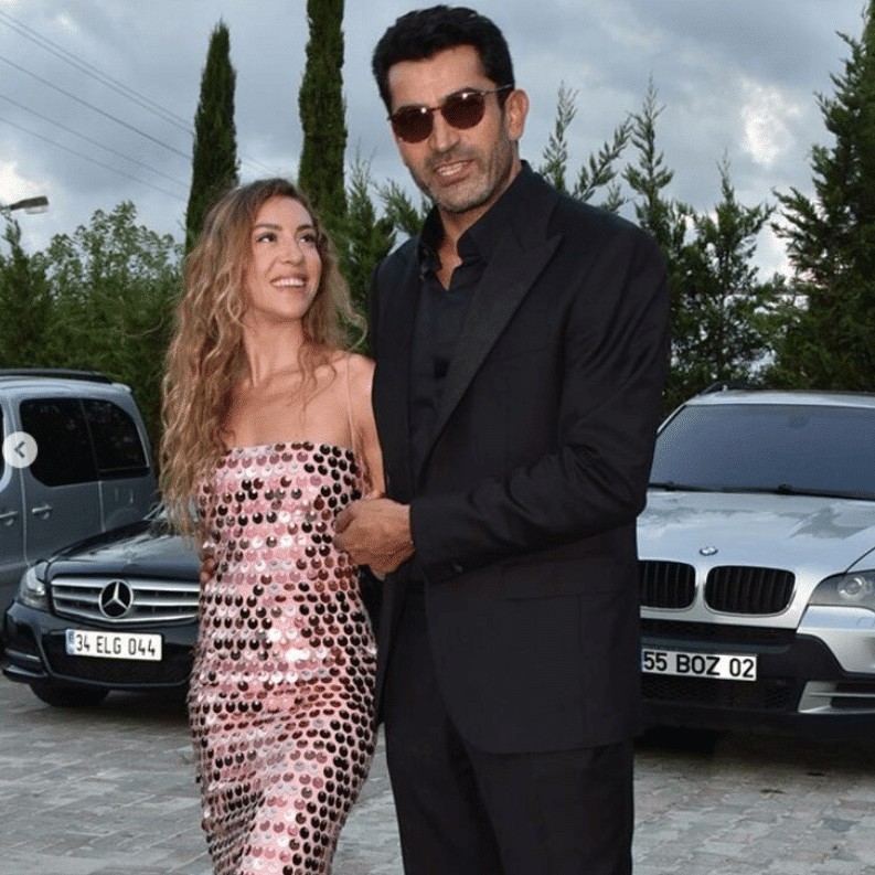 Kenan İmirzalıoğlu eşine kıyamadı! O hareketi genç kızları özendirdi… Kenan İmirzalıoğlu eşine kıyamadı! O hareketi genç kızları özendirdi...