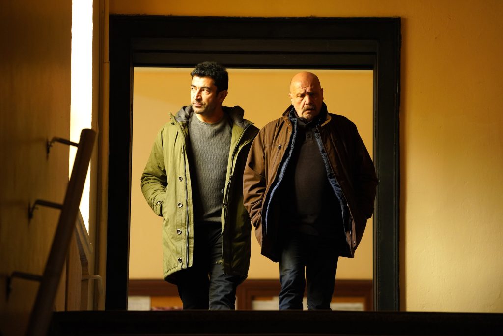 Kenan İmirzalıoğlu yeni dizisi Alef ile dönüyor! BluTv'nin yeni projesi ses getirecek..