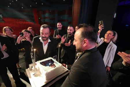 Kerem Alışık yeni yaşına sahnede girdi