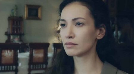 Kırmızı Oda dizisinde Alya'nın annesi Süreyya'yı canlandıran Cemre Melis Çınar