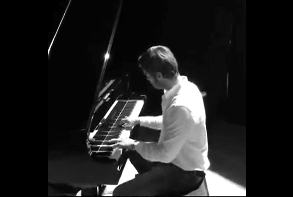 Kıvanç Tatlıtuğ piyano çaldığı videosunu sosyal medyada paylaştı