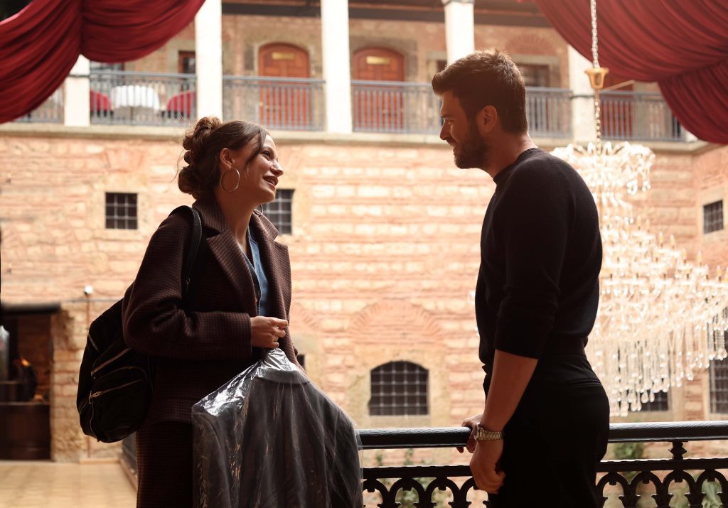 Kıvanç Tatlıtuğ ve Serenay Sarıkaya'lı Aile'den ön izlemeler yayınlandı! Aslan ve Devin'in aşkı Show TV'de başlıyor!