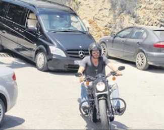 Kıvanç Tatlıtuğ'un tatili hareketli geçiyor!