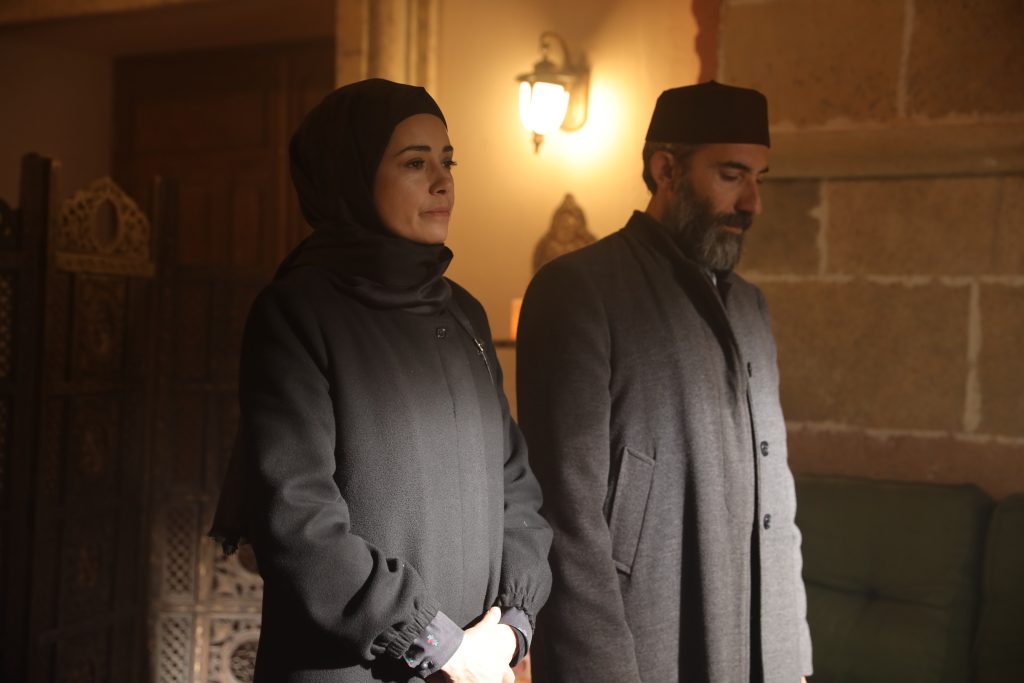 Kızıl Goncalar 14. Bölümde Cüneyd annesine yapılanları hatırladı! Zeynep'in kararı Meryem'i şok etti!