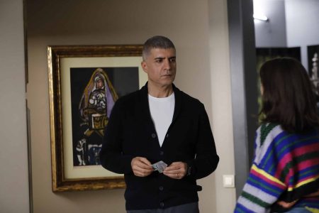 Kızıl Goncalar 2. Bölümüyle Pazartesi'ye damgasını vurdu! Zeynep'in evlendirileceğini öğrenen Levent polisle kapıya dayandı!