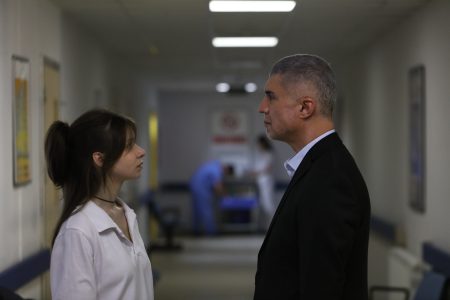 Kızıl Goncalar 21. Bölümde Cüneyd kimlik karmaşası yaşadı! Zeynep