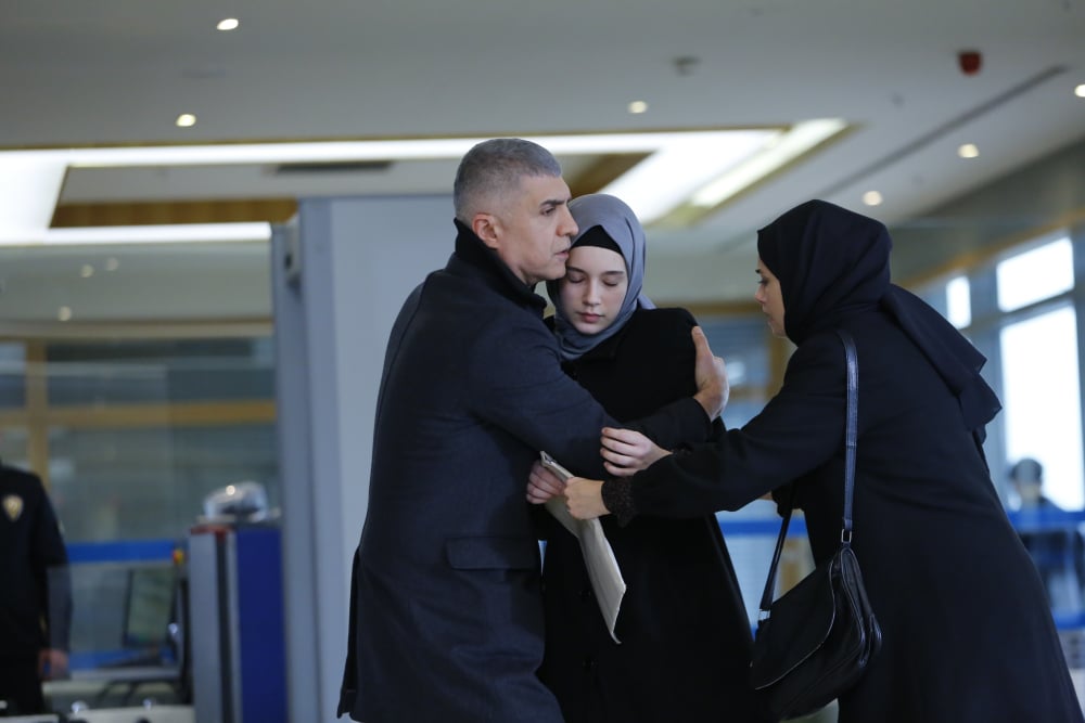 Kızıl Goncalar 8. Bölümde Cüneyd'ın sır çocukluğu ortaya çıktı! Zeynep'in hayatı tehlikeye girdi!