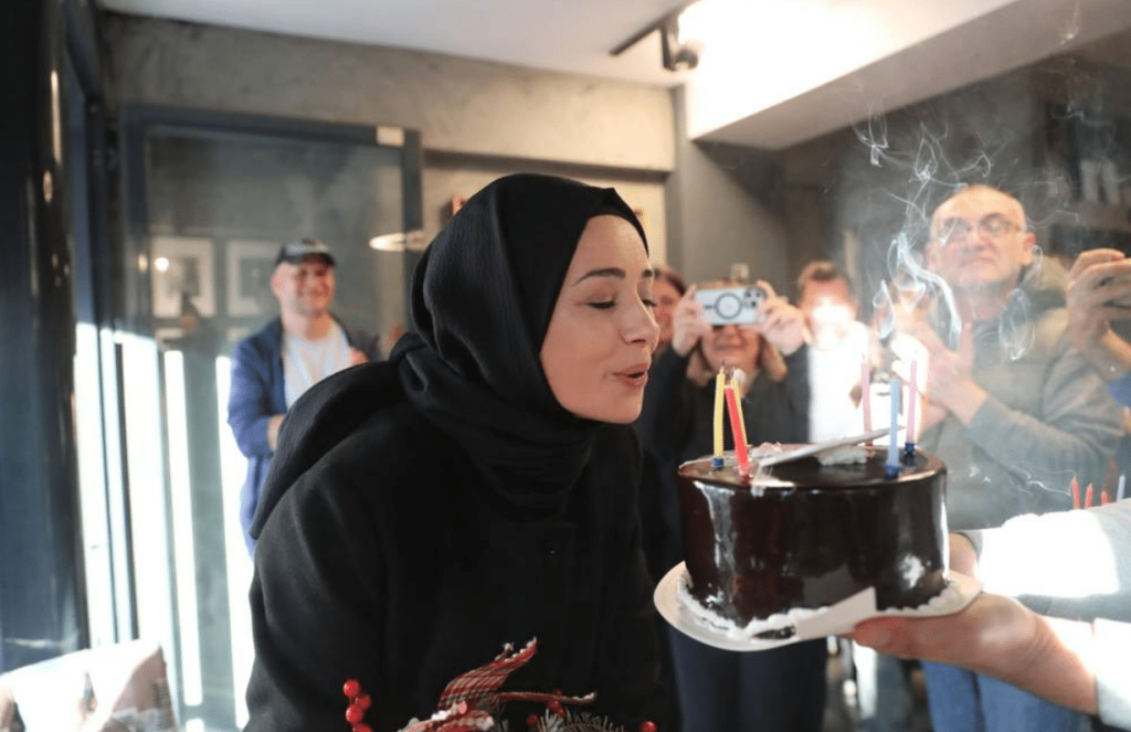 Kızıl Goncalar setinde Özgü Namal'a sürpriz doğum günü!