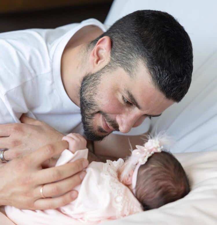 Kızını uyutmaya çalışan ilgili baba: Yıldız Çağrı Atiksoy-Berk Oktay çiftinden iç ısıtan kareler!