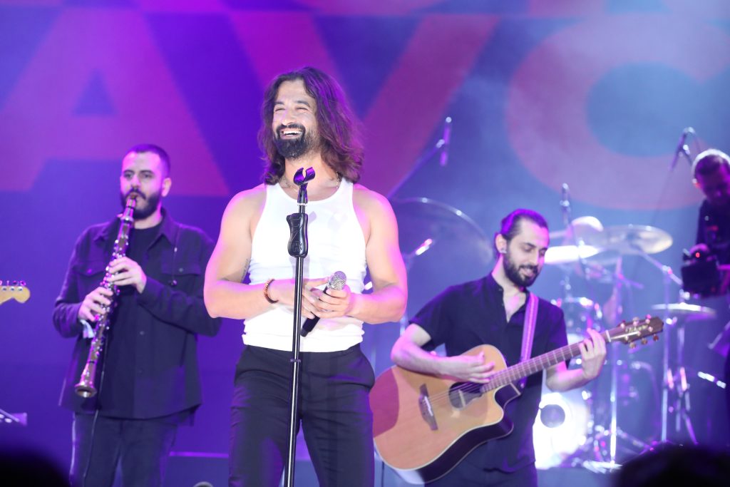 Koray Avcı sahnede arabesk rüzgârı estirdi!