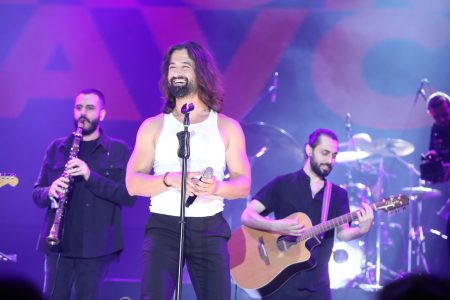 Koray Avcı sahnede arabesk rüzgârı estirdi!