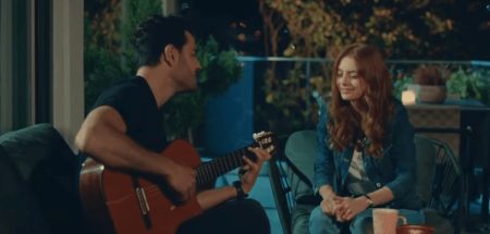 Leke'nin Cem'i Burak Sevinç yeni bölümde "Çocuklar Gibi" şarkısını seslendiriyor..