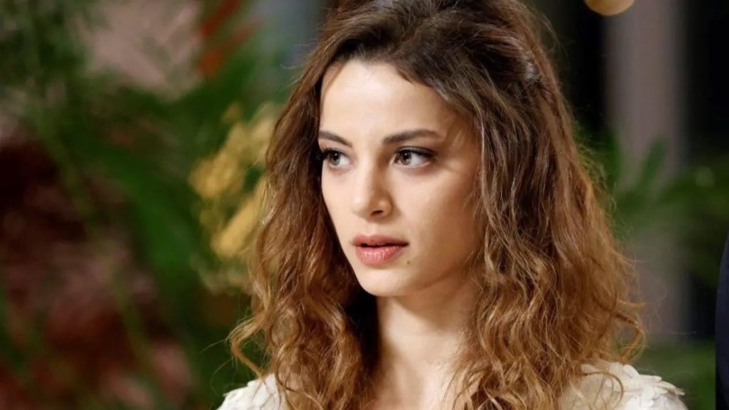 Leyla Tanlar'ın bikinili pozu diziden çıkarılmasına sebep oldu!