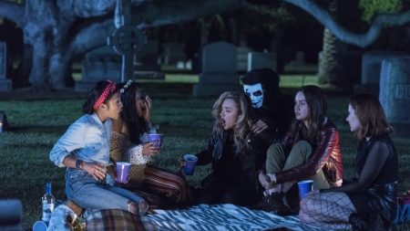 Light as a Feather dizisi Hulu'dan 2. sezon onayını kaptı!