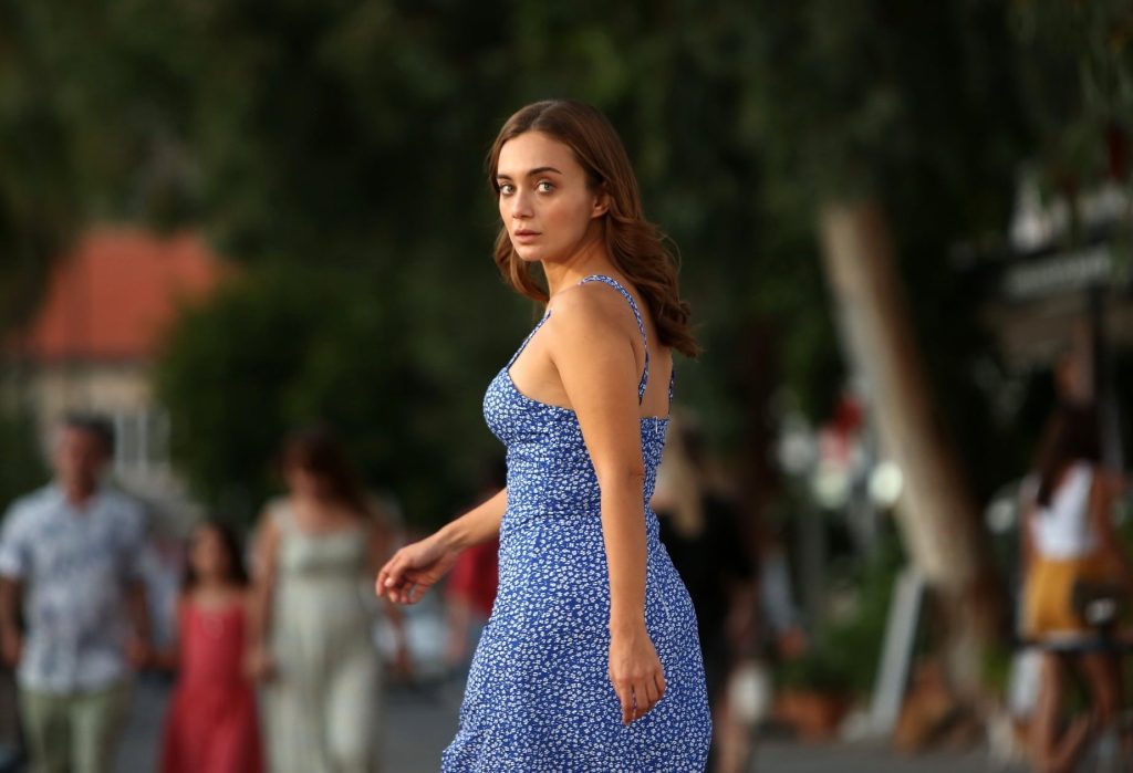 Maviye Sürgün'ün Defne Boz'u kimdir? Damla Sönmez karakteri hakkında tüm merak edilenleri anlattı!