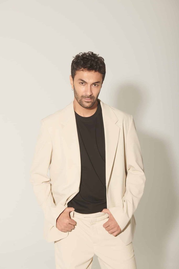 Mehmet Korhan Fırat dikkatleri üzerine topluyor