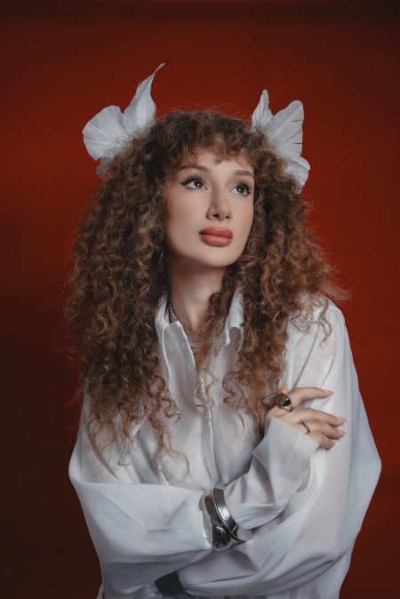 Mela Bedel'den romantiklere şarkı: "Nolduysa Oldu"