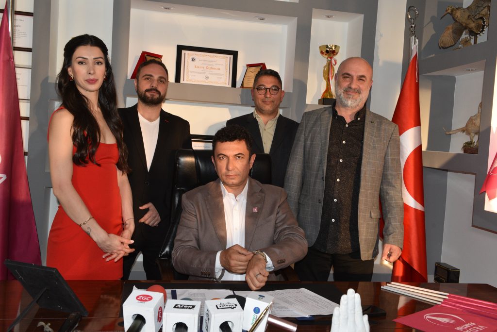 Merakla beklenen Veda Partisi filminin afişi yayınlandı!