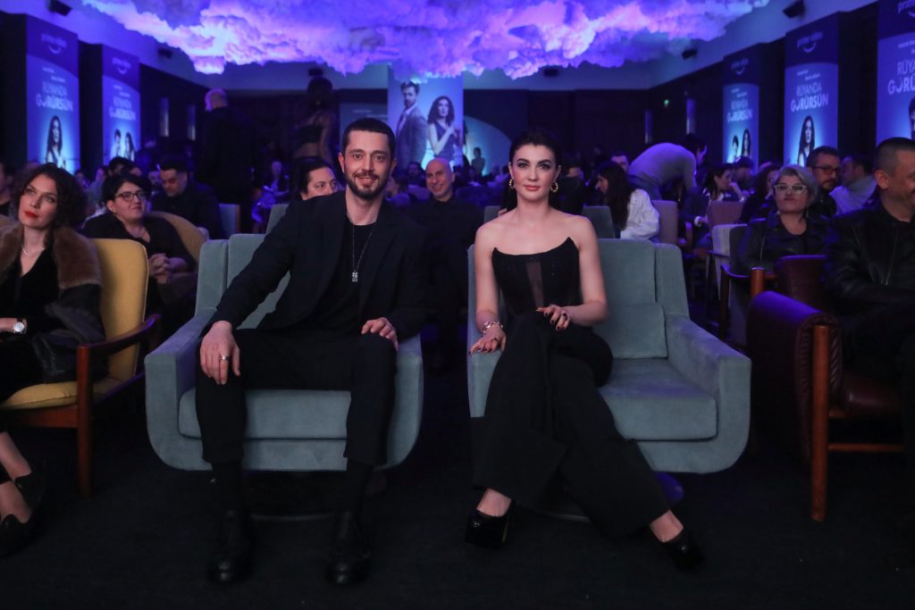 Murat Boz ve Burcu Özberk'in Rüyanda Görürsün filmi bugün yayında!