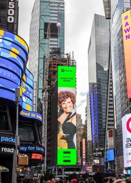 Müzeyyen Senar New York Times Maydanı'nda!