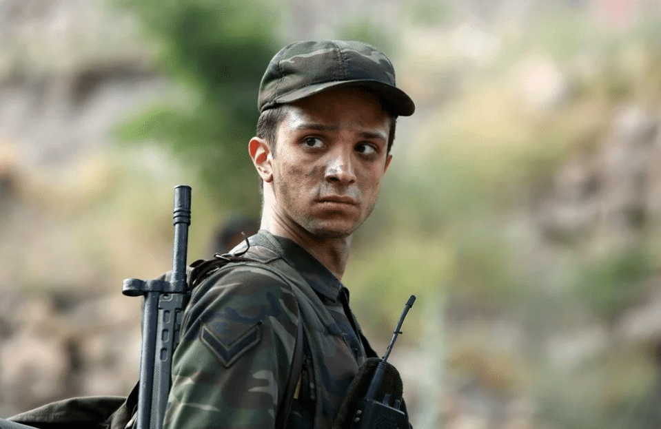 "Nefes - Yer Eksi" filminde Arda Anarat oyunculuğuyla göz dolduruyor