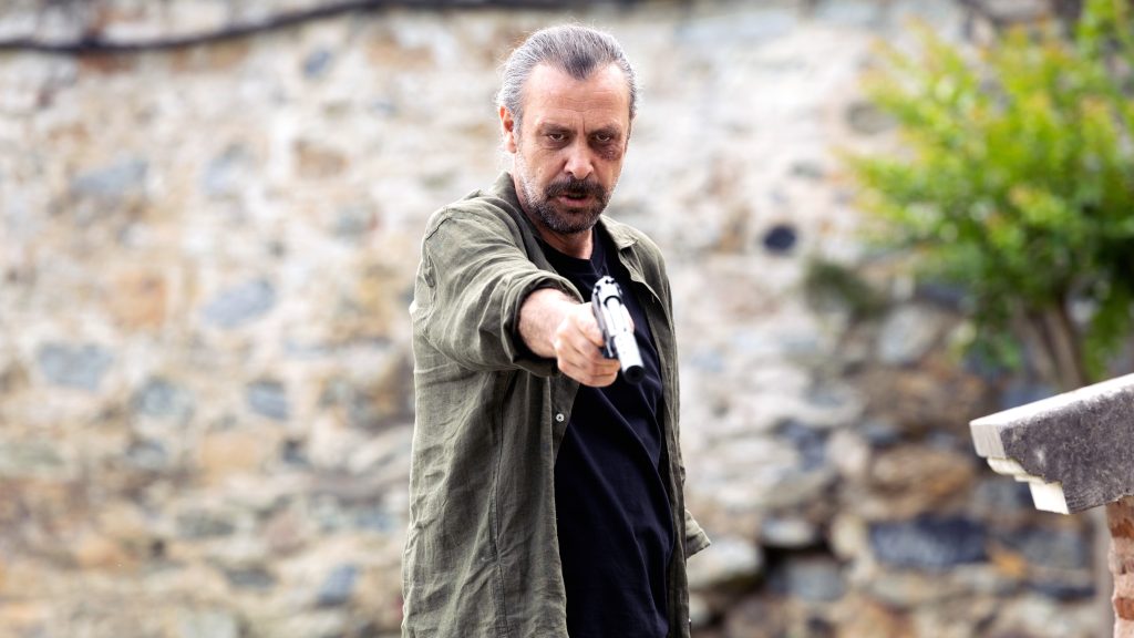 Nejat İşler’in başrolünde yer aldığı üçlemenin son filmi: Meraklı Adamın 10 Günü