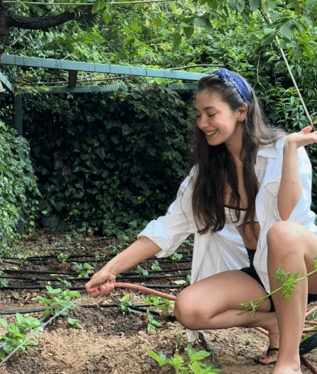 Neslihan Atagül ektiklerini biçmeye başladı Neslihan Atagül ektiklerini biçmeye başladı