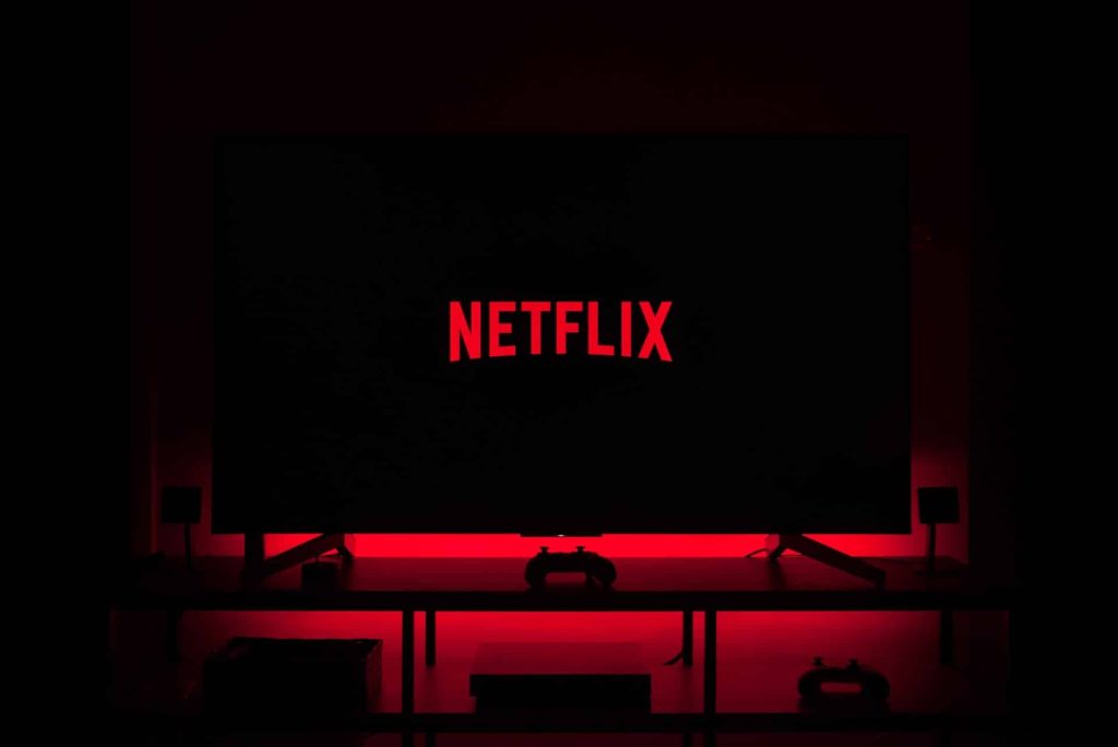 Netflix komedi dizisi God's Favorite Idiot'un çekimleri yarıda kaldı! İşte nedeni!