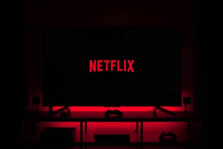 Netflix komedi dizisi God's Favorite Idiot'un çekimleri yarıda kaldı! İşte nedeni!