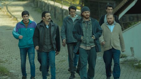 Netflix'in Çağatay Ulusoy’lu yeni dizisi Kübra şimdi yayında!