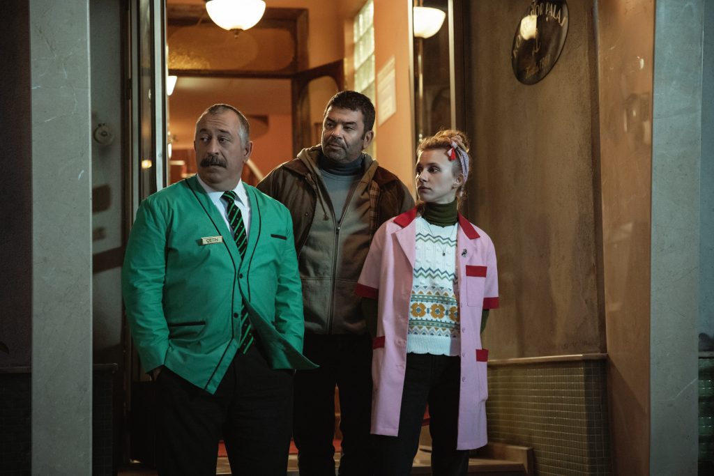 Netflix'in Cem Yılmaz imzalı “Do Not Disturb” filmi şimdi yayında!
